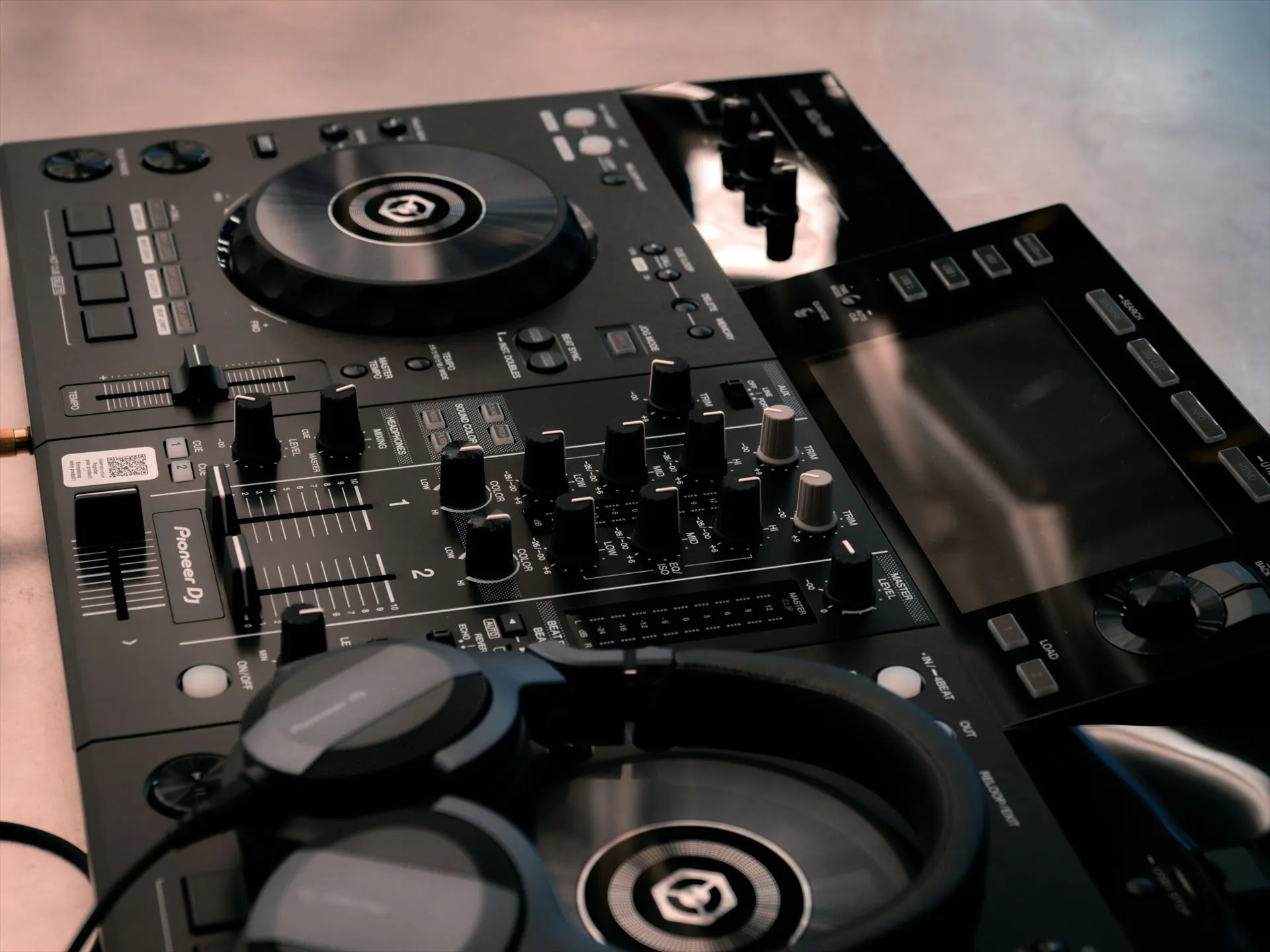 Equipamento de DJ Pioneer com fone de ouvido sobre a mesa